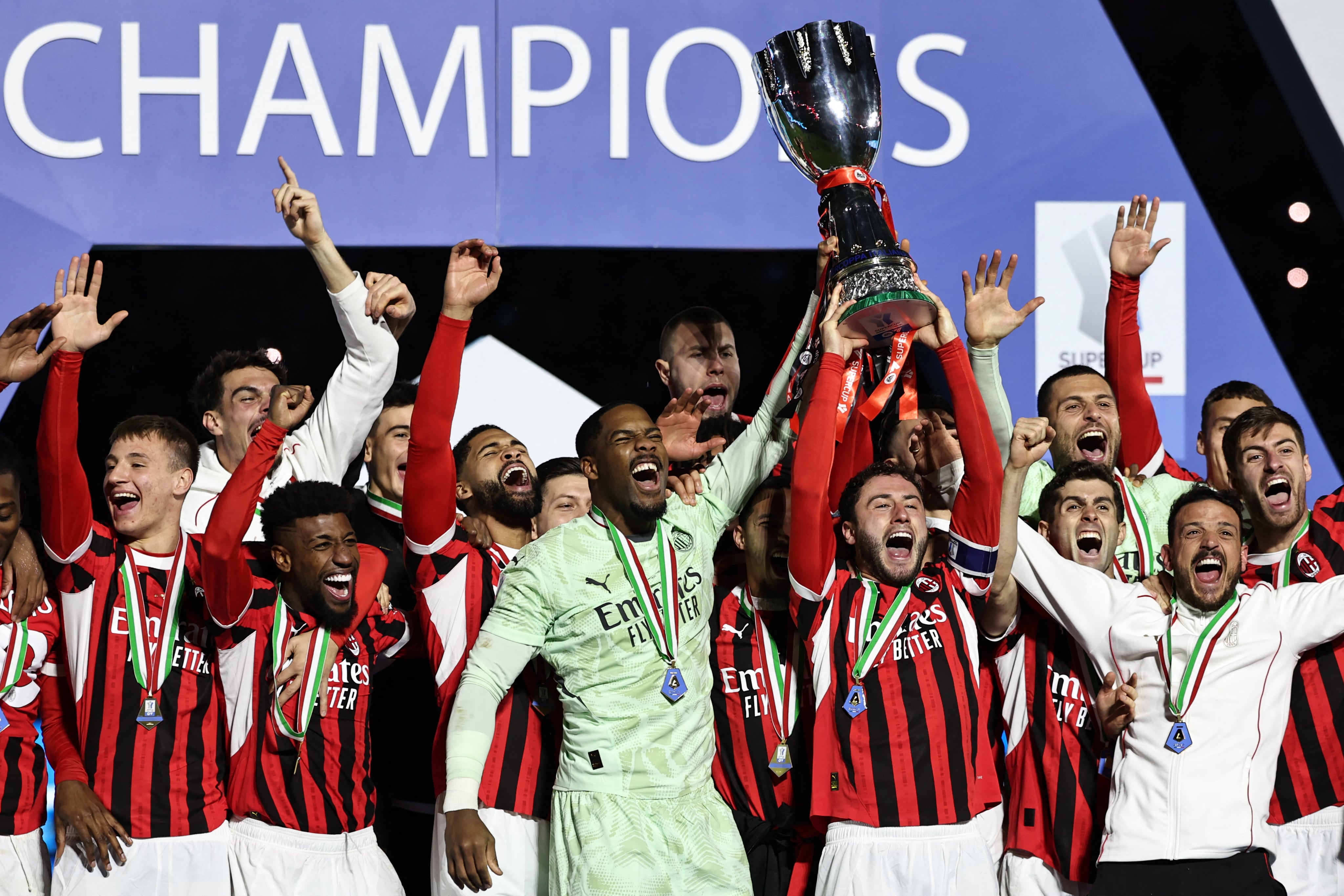 Los jugadores del AC Milan celebran con el trofeo tras ganar la final de la Supercopa de Italia de fútbol entre el Inter de Milán y el AC Milan en el parque Al-Awwal de Riad el 6 de enero de 2025.