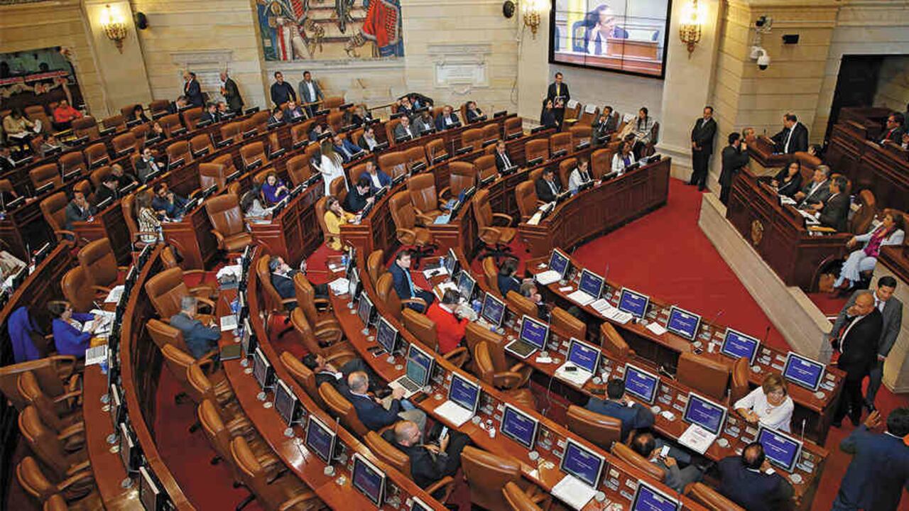 A pesar de que el Congreso se encuentra en receso, la Comisión de Paz convocó a esta sesión.