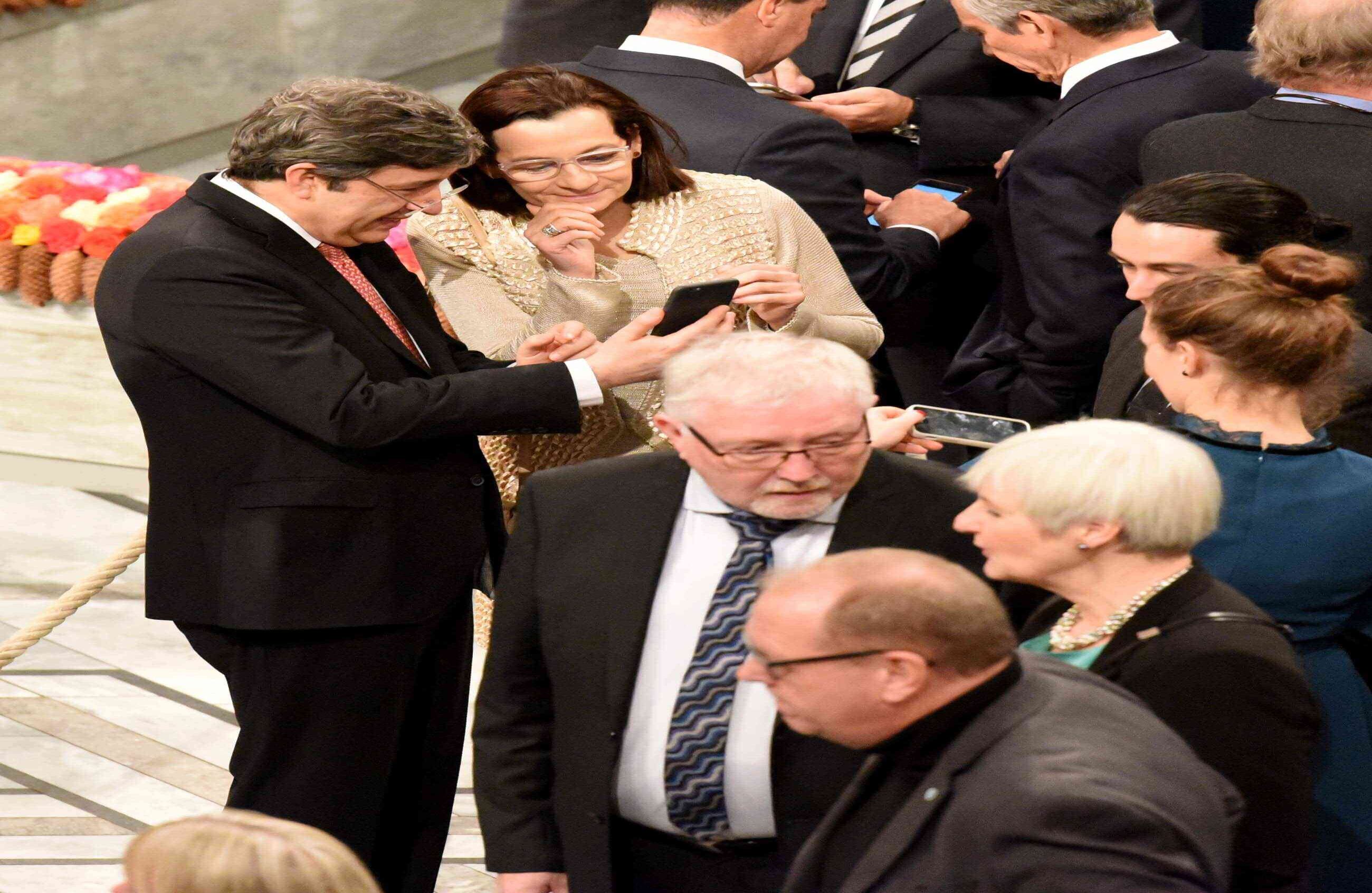 Manuel José Cepeda, negociador del Gobierno, y Clara Rojas, representante a la Cámara y víctima de las FARC, aprovecharon para comentar y tomarse fotos antes de la ceremonia.