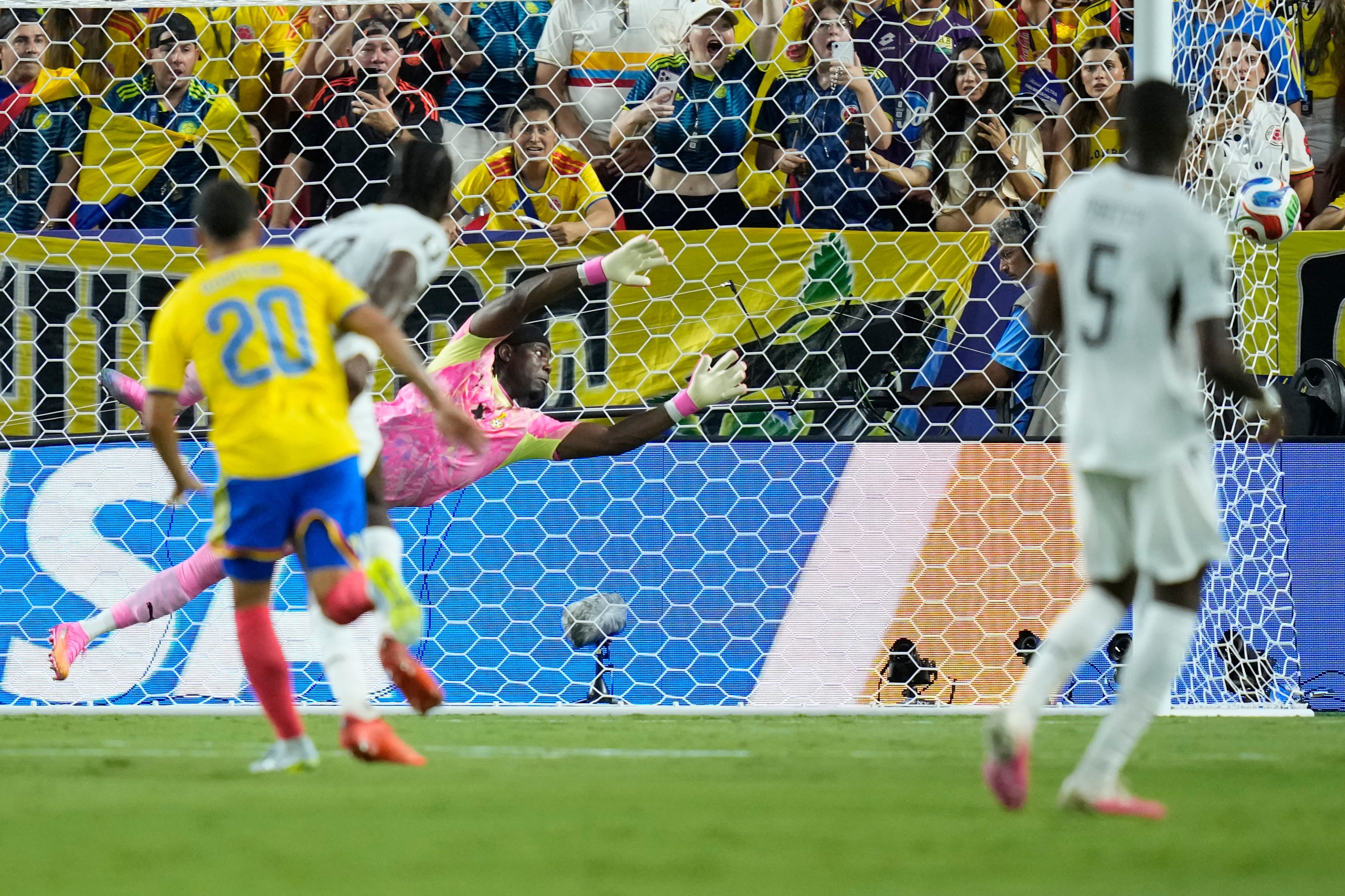 El portero de Ghana, Lawrence Ati-Zigi (1), se lanza a por el balón tras un disparo durante el partido de dieciseisavos de final del Mundial entre Colombia y Ghana.