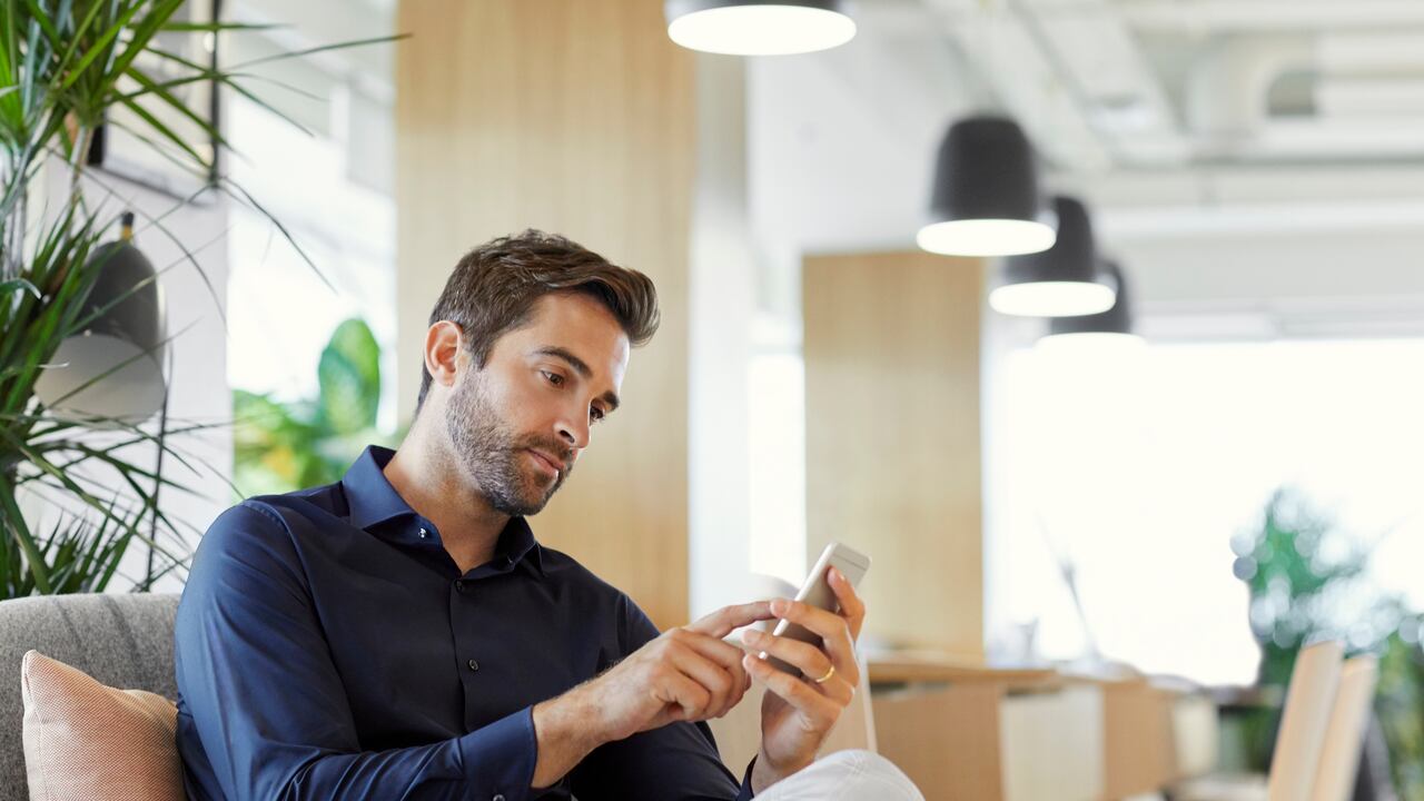 Usuario de smartphone revisa sus mensajes de texto.