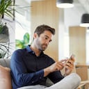 Usuario de smartphone revisa sus mensajes de texto.