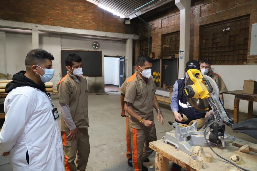 Más de 180 internos de la Picota se graduaron en el SENA en técnicas de madera