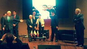 El expresidente Andrés Pastrana llamando al expresidente Álvaro Uribe Vélez. Foto: Guillermo Torres / SEMANA