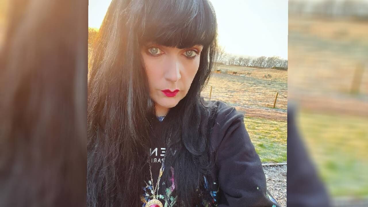 La artista británica aseguró haberse casado en Halloween y ser 'atormentada' por su 'pareja'.