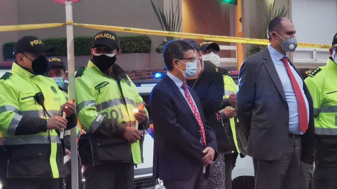 El secretario de Seguridad de Bogotá, Hugo Acero, estuvo presente en el homenaje que los uniformados le hicieron a Edwin Caro en el lugar donde fue asesinado.