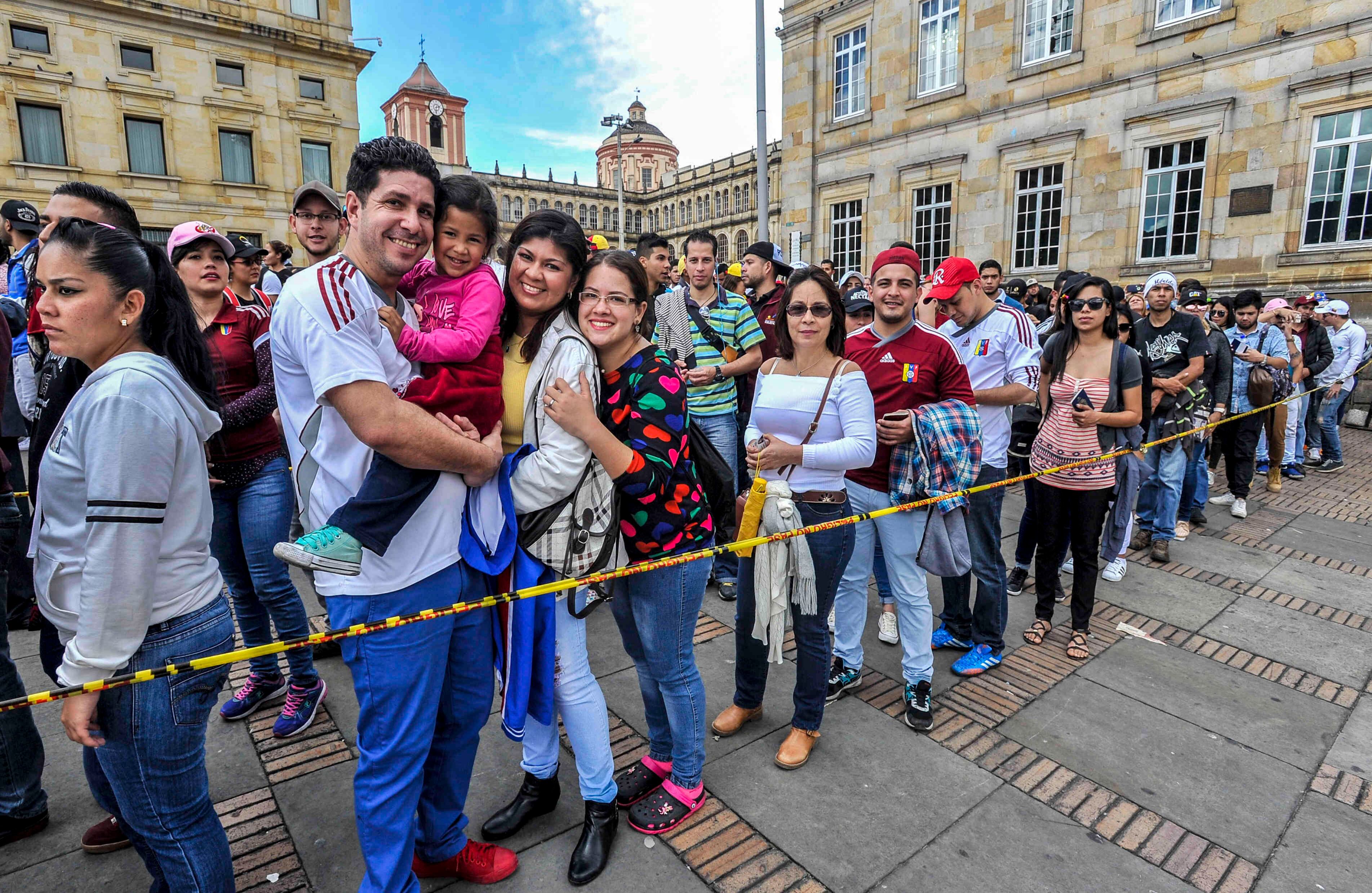 Venezolanos —residentes en Bogotá— hacen fila para sufragar el domingo 16 de julio de 2017, en Colombia, durante las votaciones al plebiscito. Esta jornada democrática ha sido  impulsada  por la oposición al gobierno de Nicolás Maduro. En las tarjetas, los ciudadanos deben responder ‘sí’ o ‘no’ a tres preguntas: la primera es si respalda el plan del presidente Nicolás Maduro de cambiar la Constitución; la segunda es si  apoya la intervención de las Fuerzas Armadas para “restituir el orden constitucional” y por último si desea un gobierno de unidad nacional. Foto: Carlos Julio Martínez / SEMANA