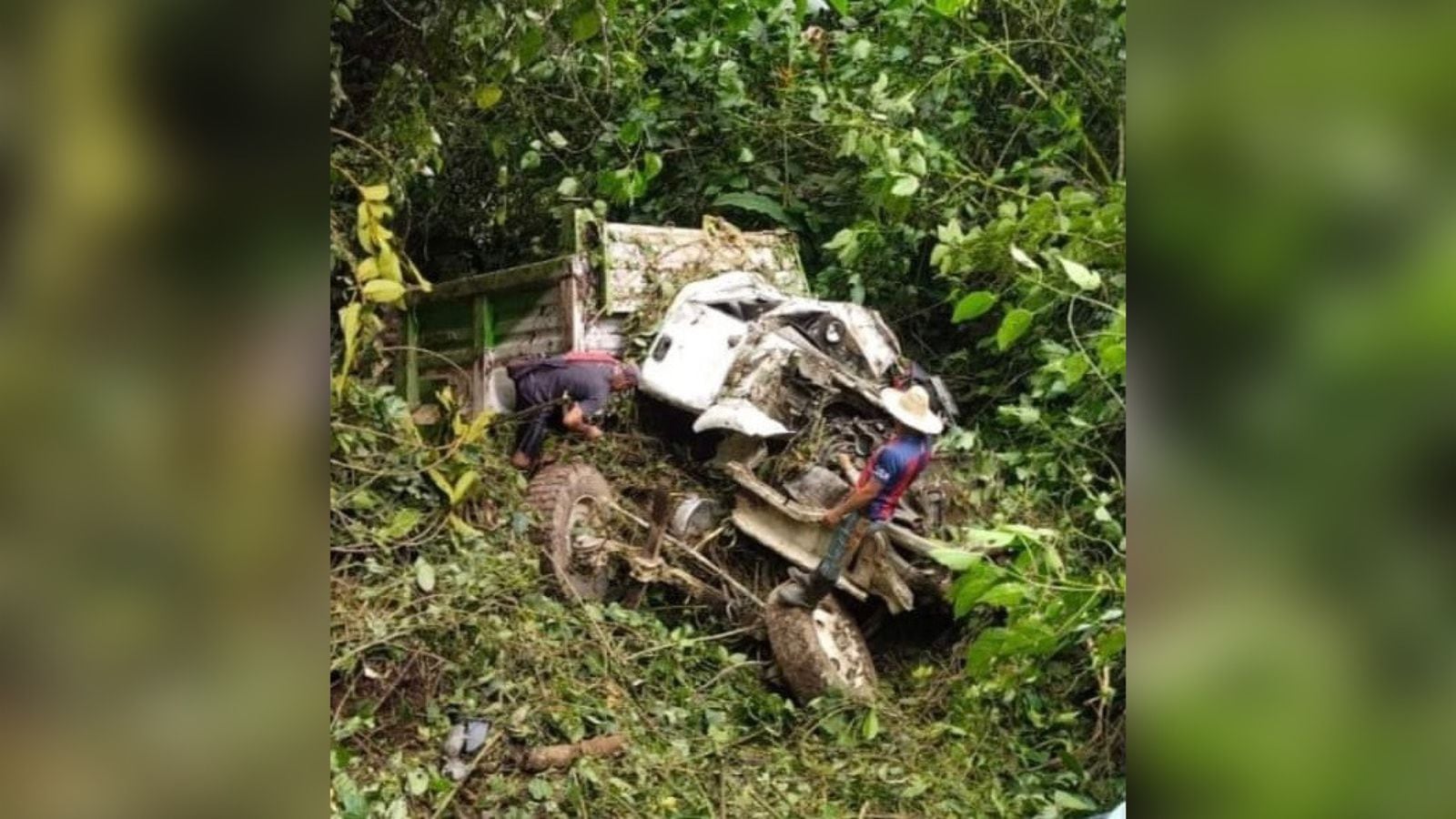 Completamente destruida quedó la volqueta tras rodar por el abismo.