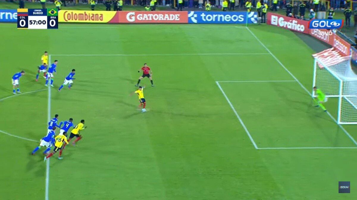 El momento en que Puerta impacta la pelota ante Brasil