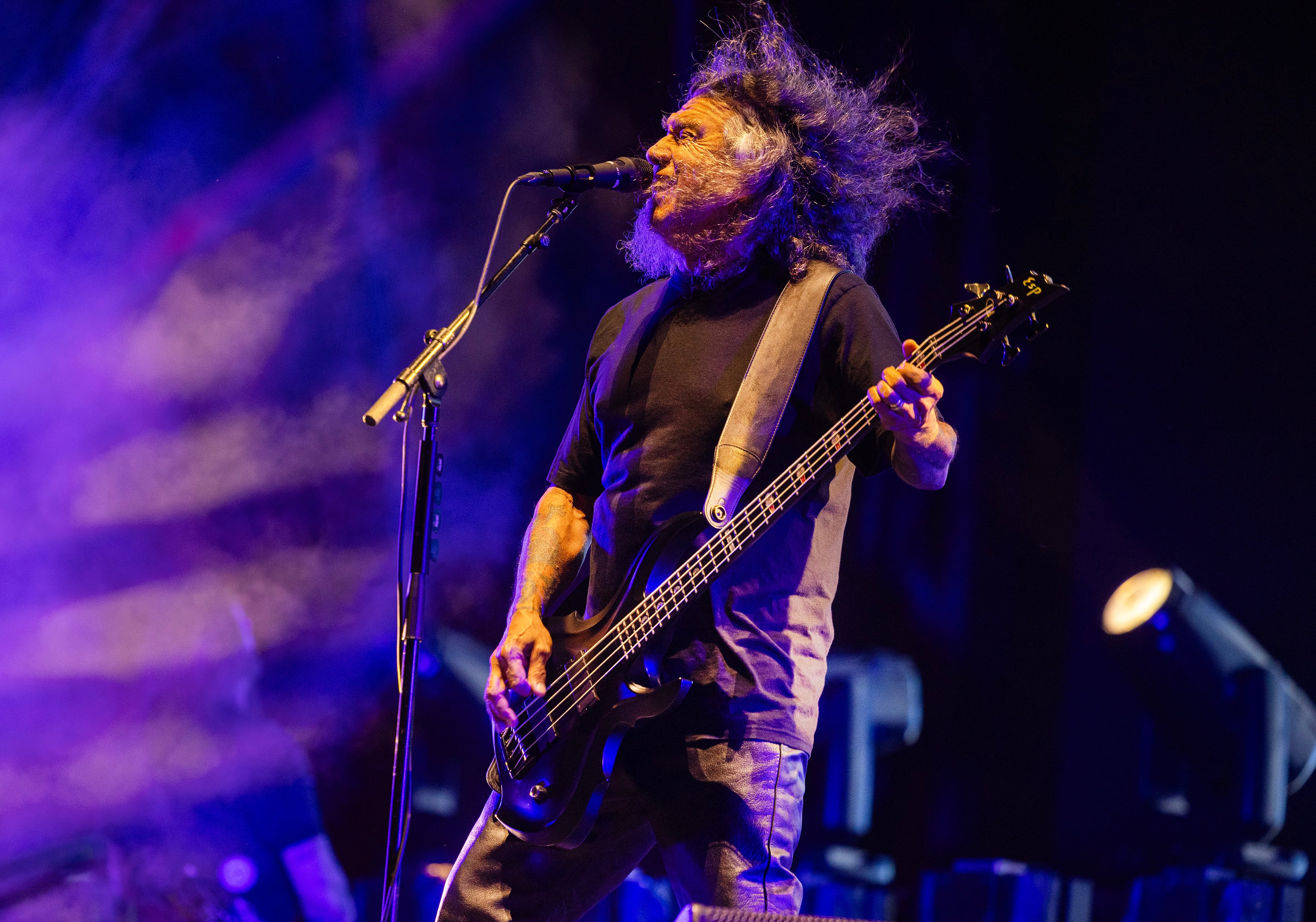 Con su bajo, voz y actitud, Tom Araya liderará a Slayer en su regreso a Bogotá, este 5 de diciembre. Foto de Barry Brecheisen/WireImage.