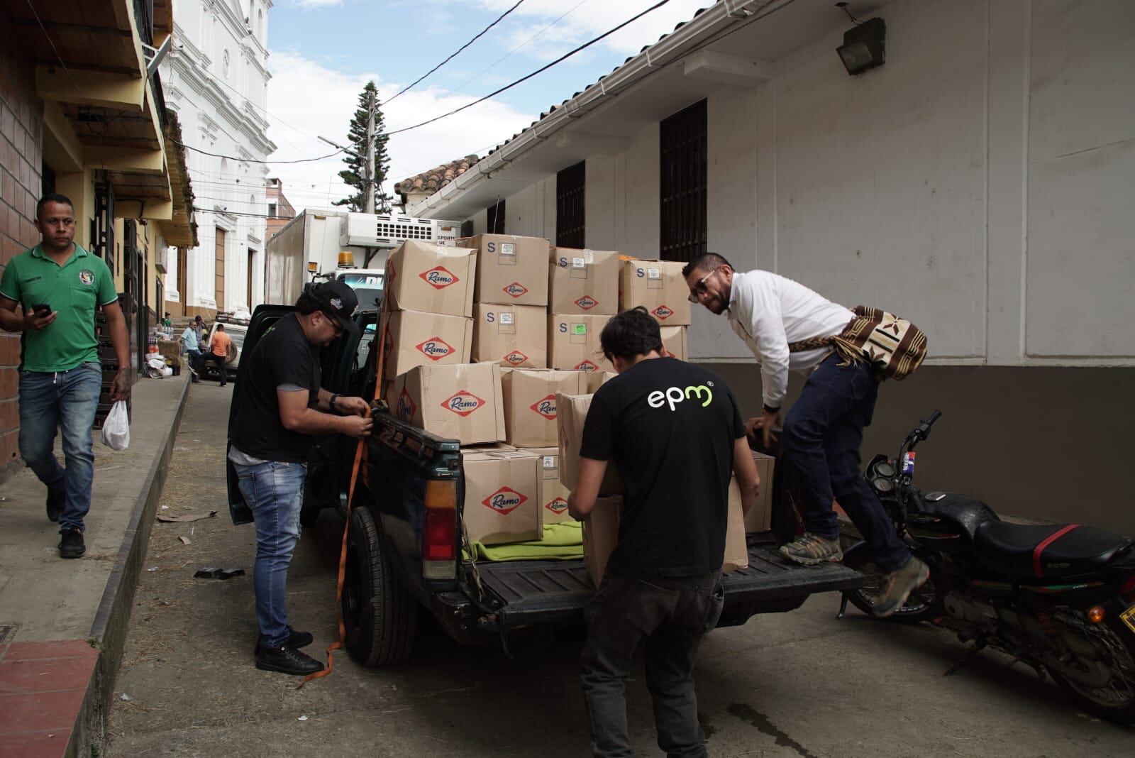 La compañía indicó que Las entregas de los paquetes escolares se adelantan por funcionarios de la gestión social de Hidroituango y voluntarios de otras áreas de EPM, quienes se desplazan en transporte terrestre, y algunas veces fluvial y mular para llegar hasta cerca de 200 veredas y las zonas urbanas de estas 16 localidades y una zona de La Mojana para hacer su entrega de manera personal a cada niño.