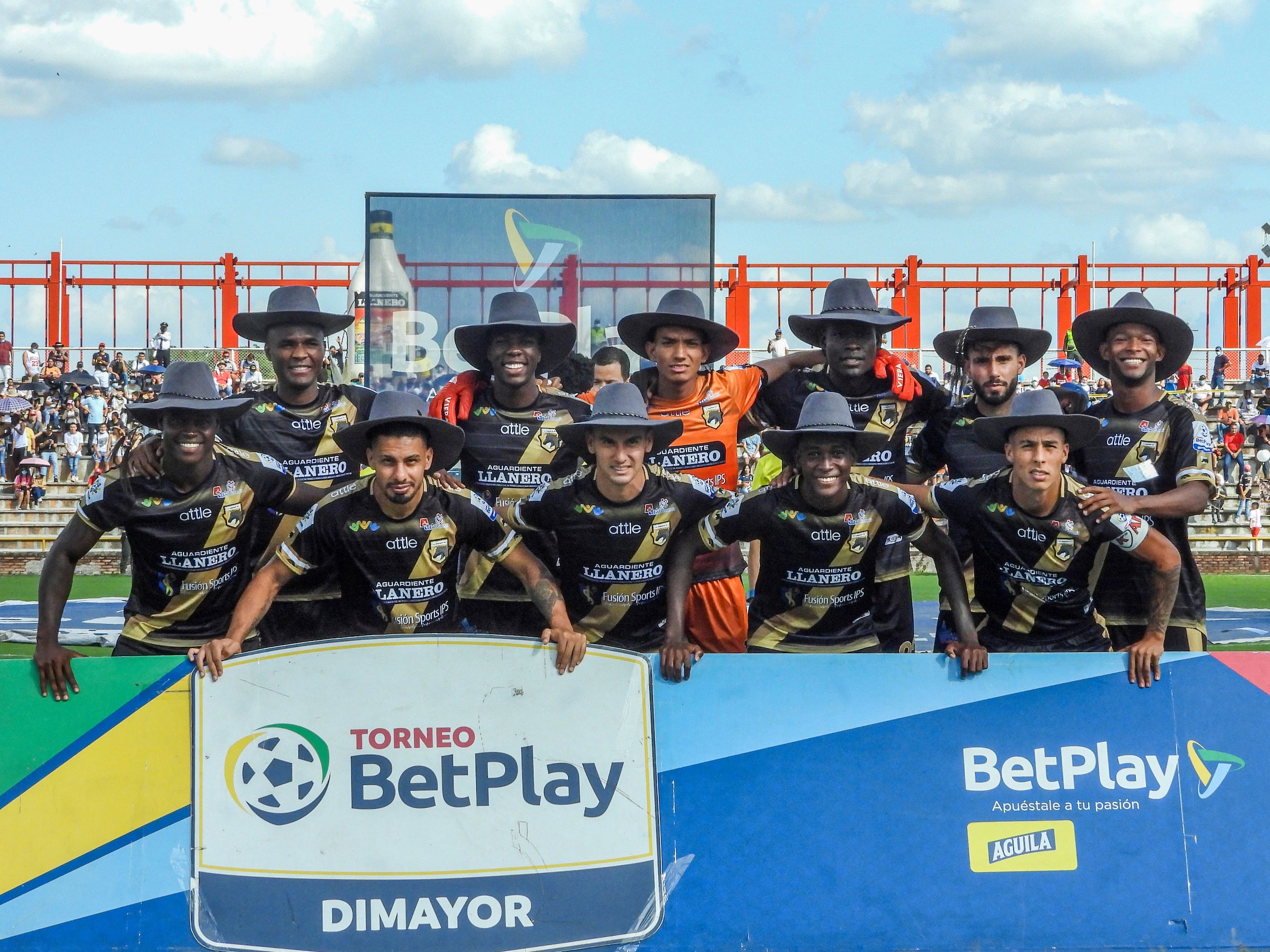 VILLAVICENCIO - COLOMBIA, 04-12-2021: Llaneros F. C. y Unión Magdalena durante partido de la fecha 6 de los cuadrangulares semifinales por el Torneo BetPlay DIMAYOR II 2021 en el estadio Bello Horizonte en la ciudad de Villavicencio. / Llaneros F. C. and Union Magdalena during a match of the 6th date of the quarter semifinals for the BetPlay DIMAYOR II 2021 at the Bello Horizonte stadium in Villavicencio city. / Photo: VizzorImage / Daniel Gongora / Cont.