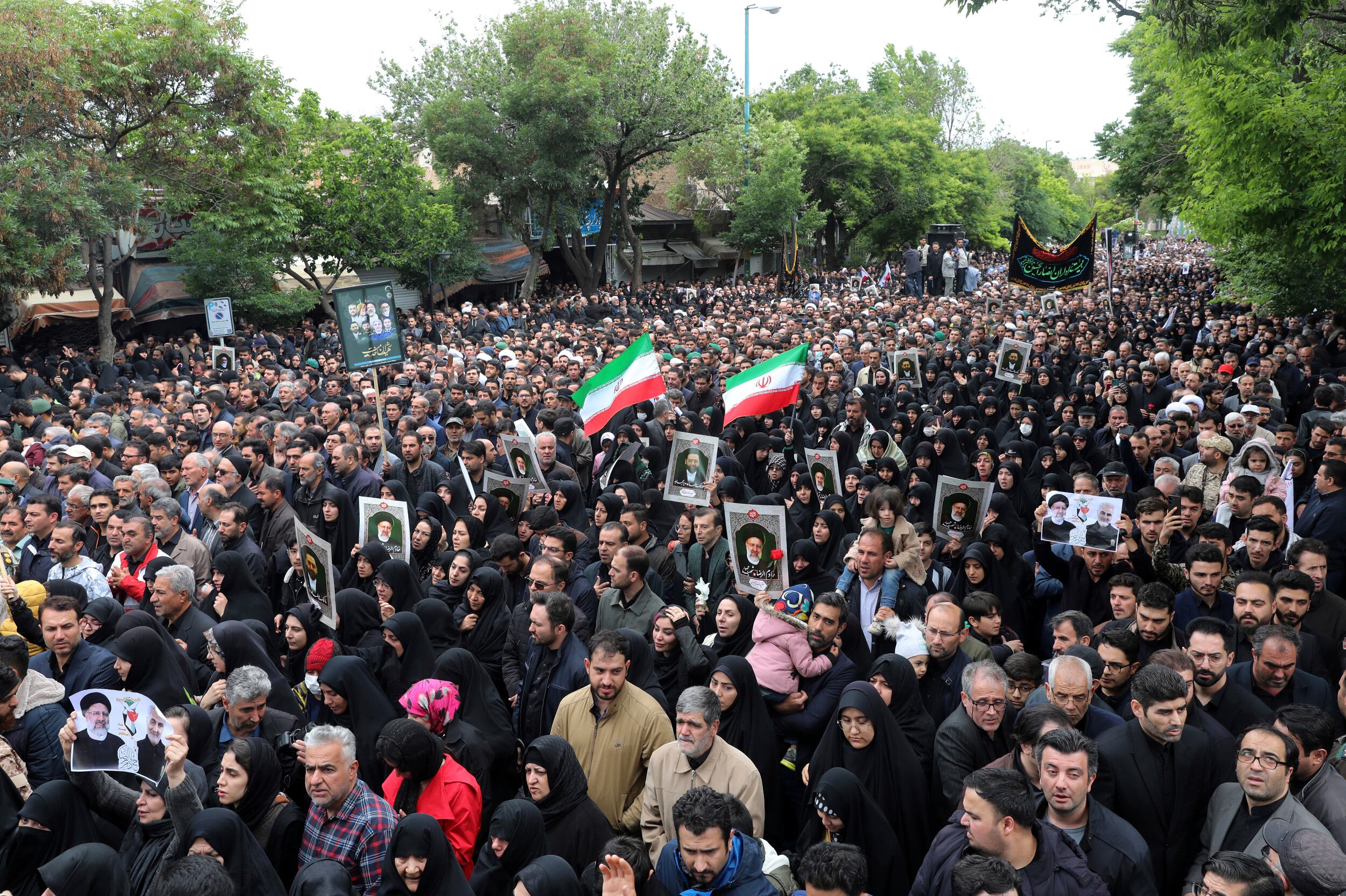 Después la gente cargó a hombros los féretros mientras los que estaban fuera coreaban “¡Muerte a Estados Unidos!”. Los ataúdes se colocaron en un remolque para llevarlos en procesión por el centro de Teherán hacia la plaza de Azadi (“Libertad”), donde el presidente Raisi ofreció varios discursos en el pasado.