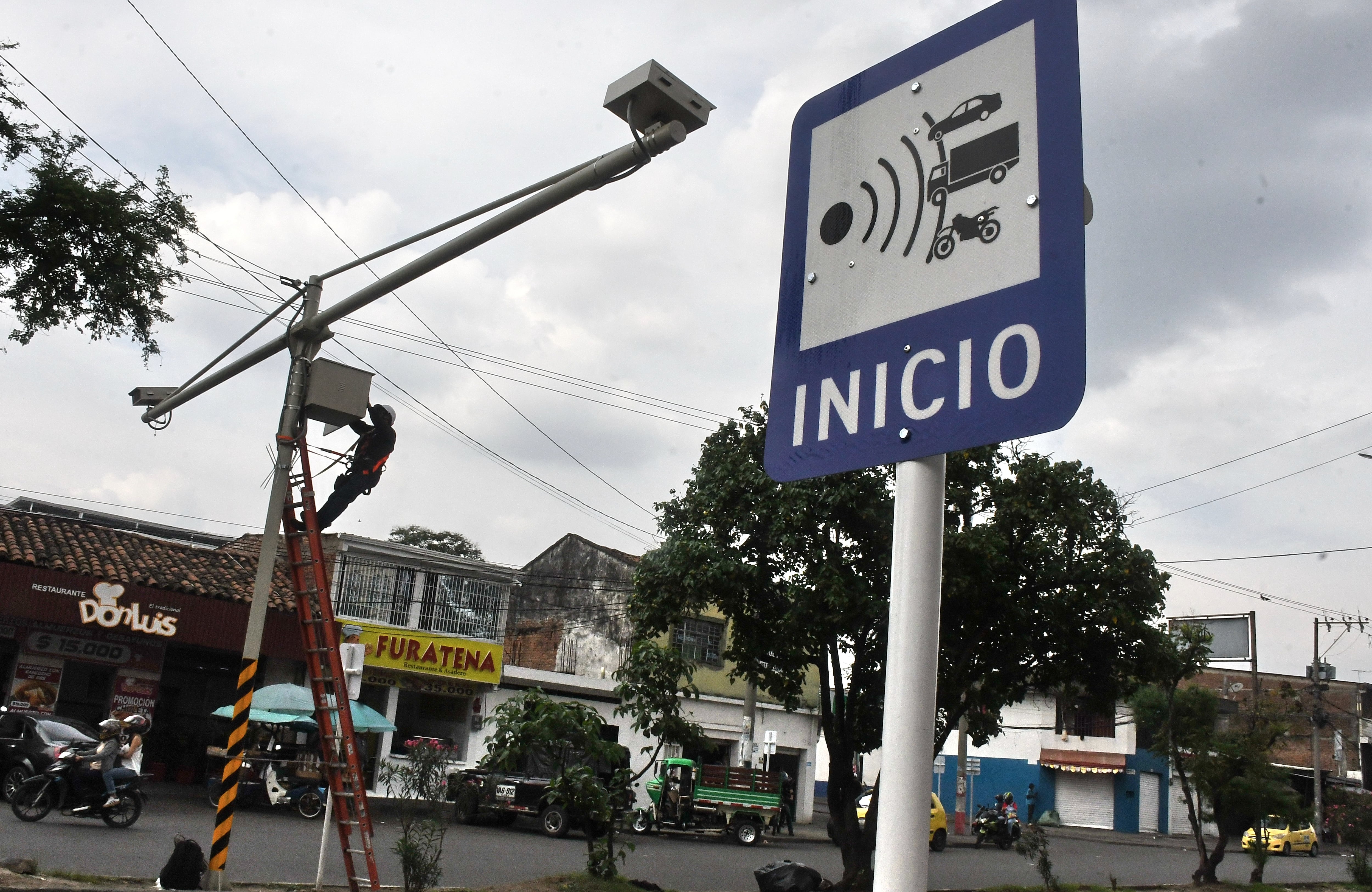 Cali: Instalación de nuevas cámaras de fotomultas en las diferentes vías de la ciudad. Foto José L. Guzmán
