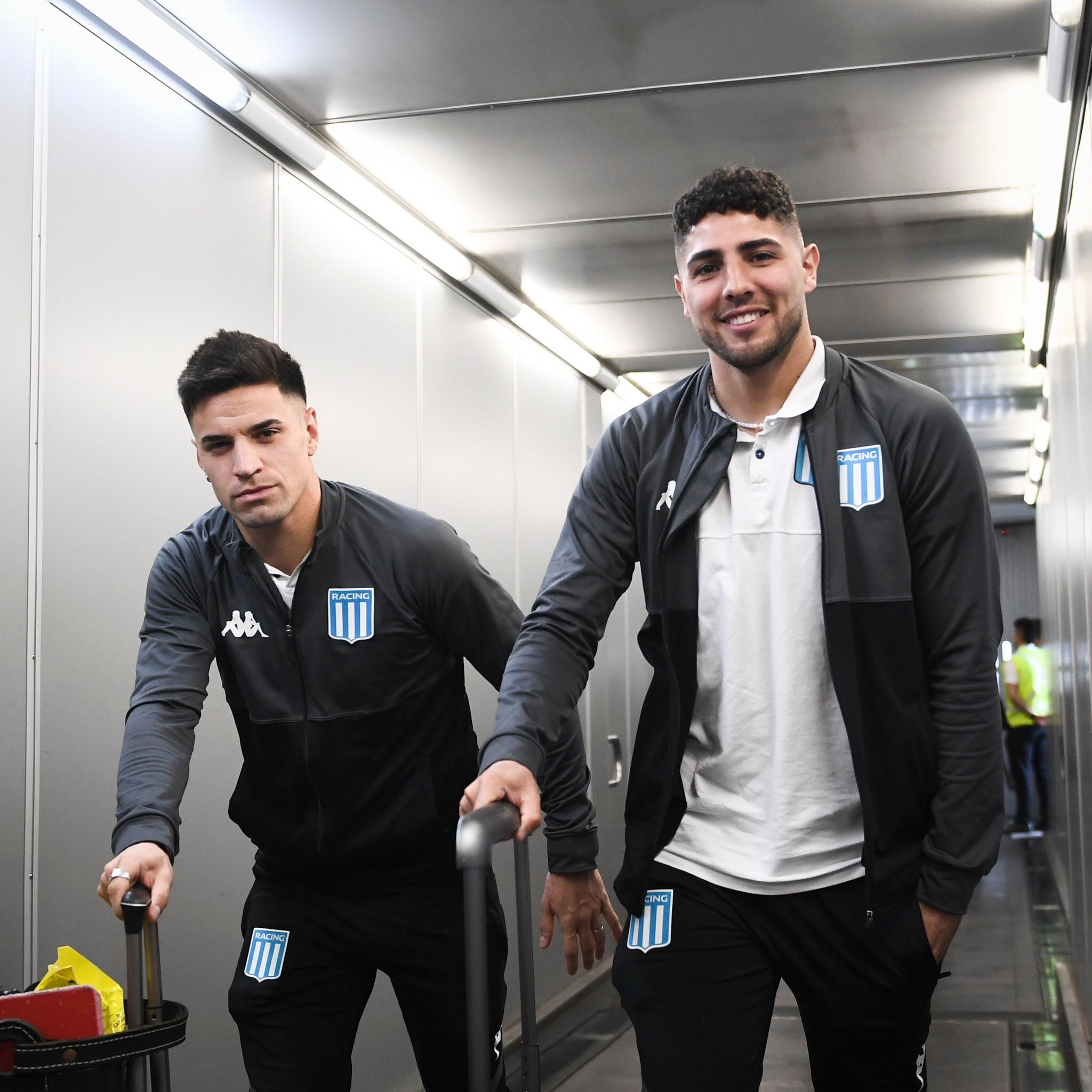 Parte del equipo de Racing llegando a Colombia para su duelo ante Nacional.
