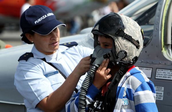Un niño se prueba un casco de aviador durante la demostración.