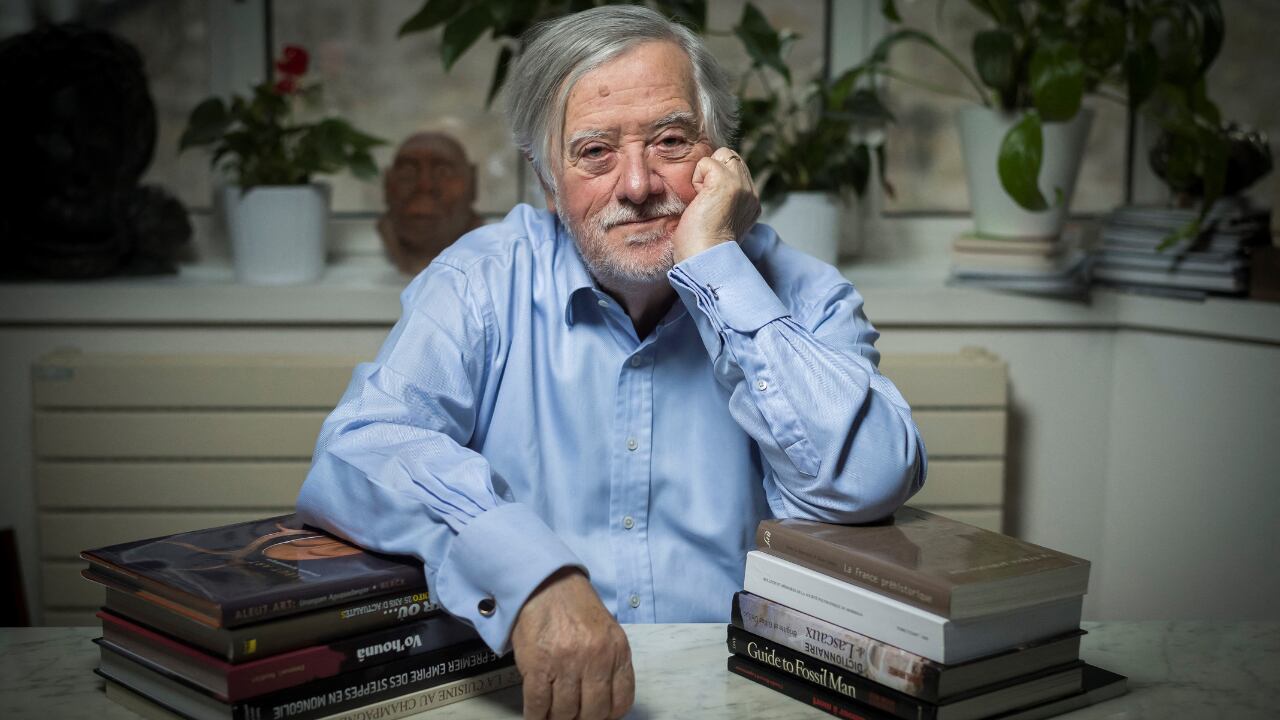 Esta fotografía de archivo tomada el 2 de diciembre de 2016 muestra al paleontólogo francés Yves Coppens posando en su casa en París. (Photo by Lionel BONAVENTURE / AFP)