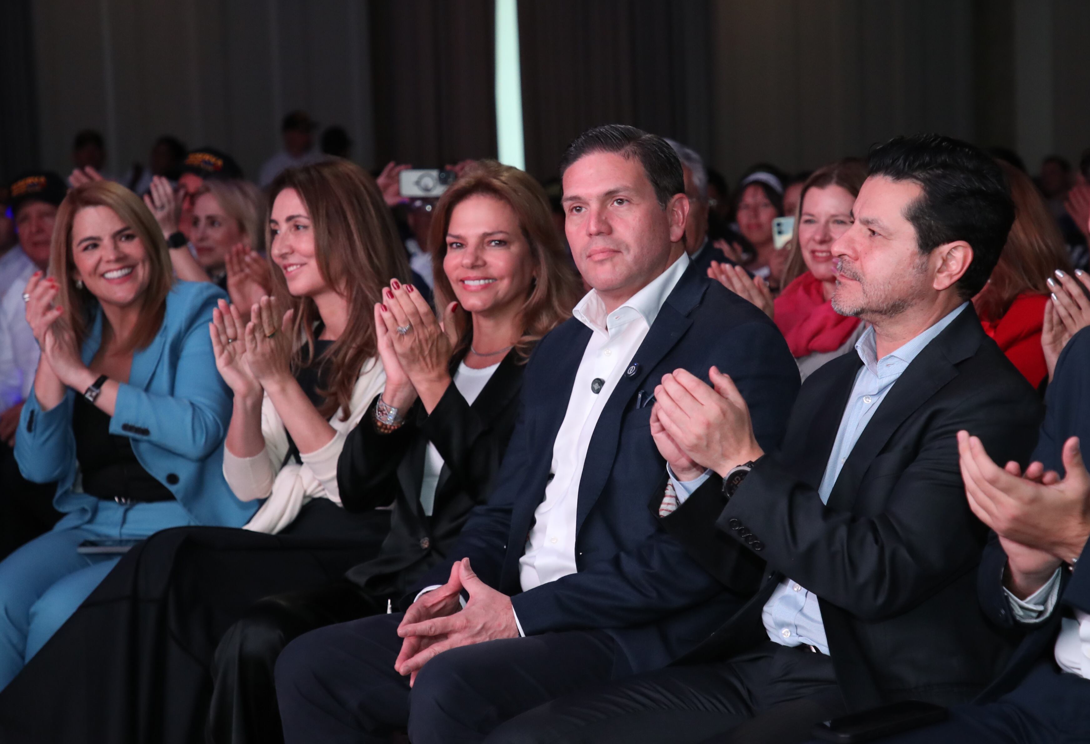 Juan Carlos Pinzón Bueno recibe el aval del Partido Oxígeno para su candidatura a la Presidencia de cara a las elecciones de 2026. Ingrid Betancourt.