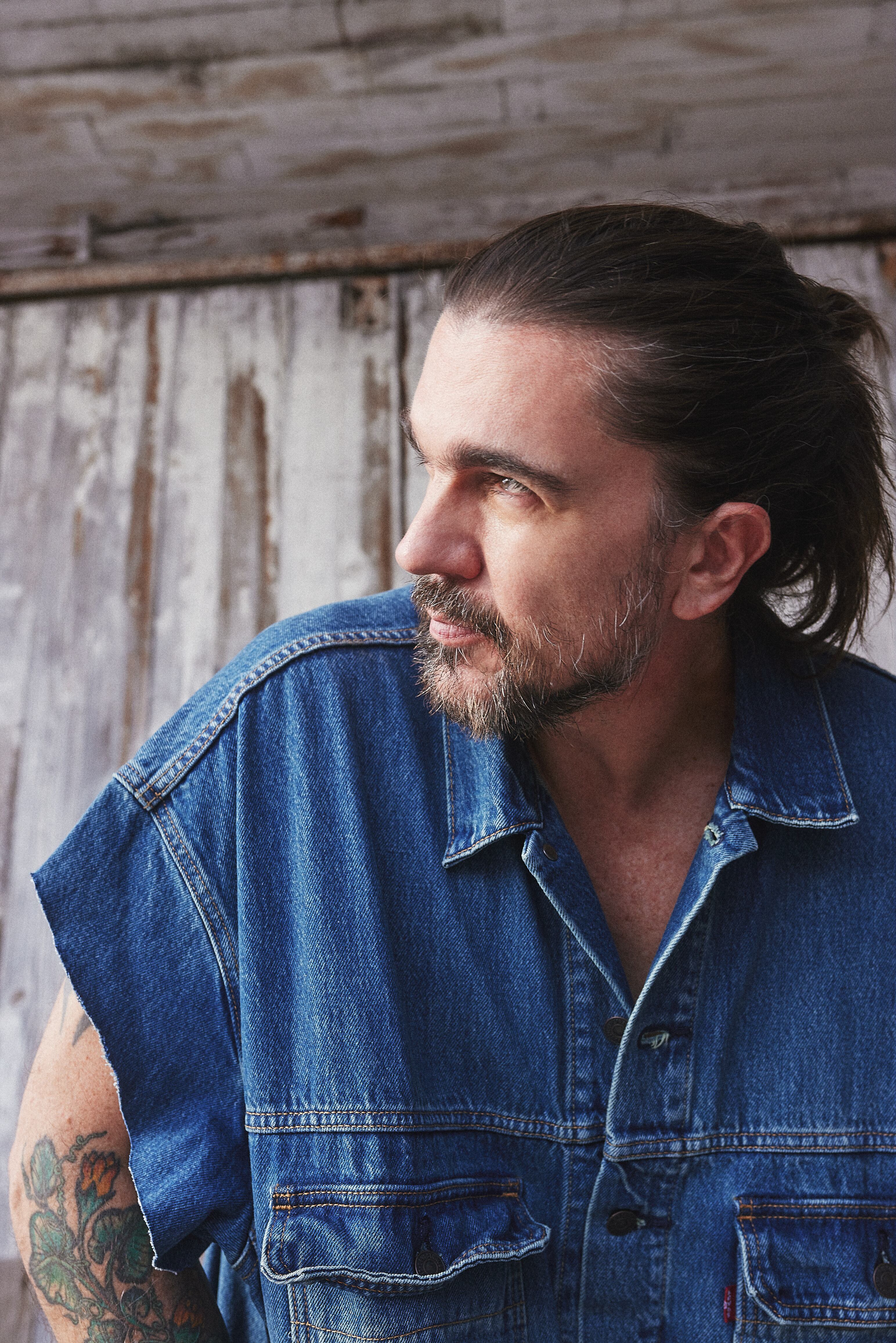 Juanes, el cantante colombiano con más premios Grammy, y uno de los íconos de la música hispana,  abrió las puertas de su casa, en Medellín, para hablar de su  ‘Vida cotidiana’.