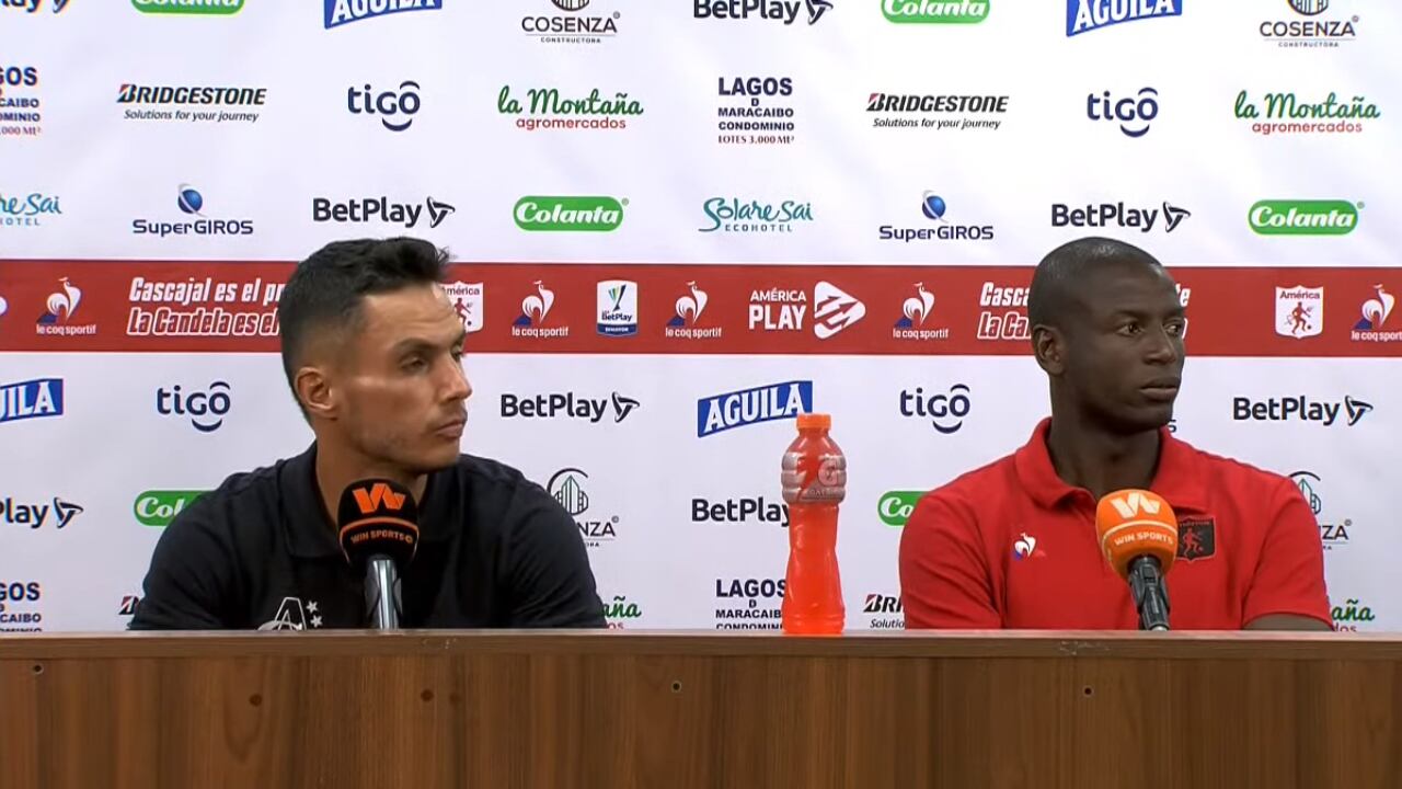 Lucas González y Adrián Ramos en la rueda de prensa posterior al partido ante Medellín.