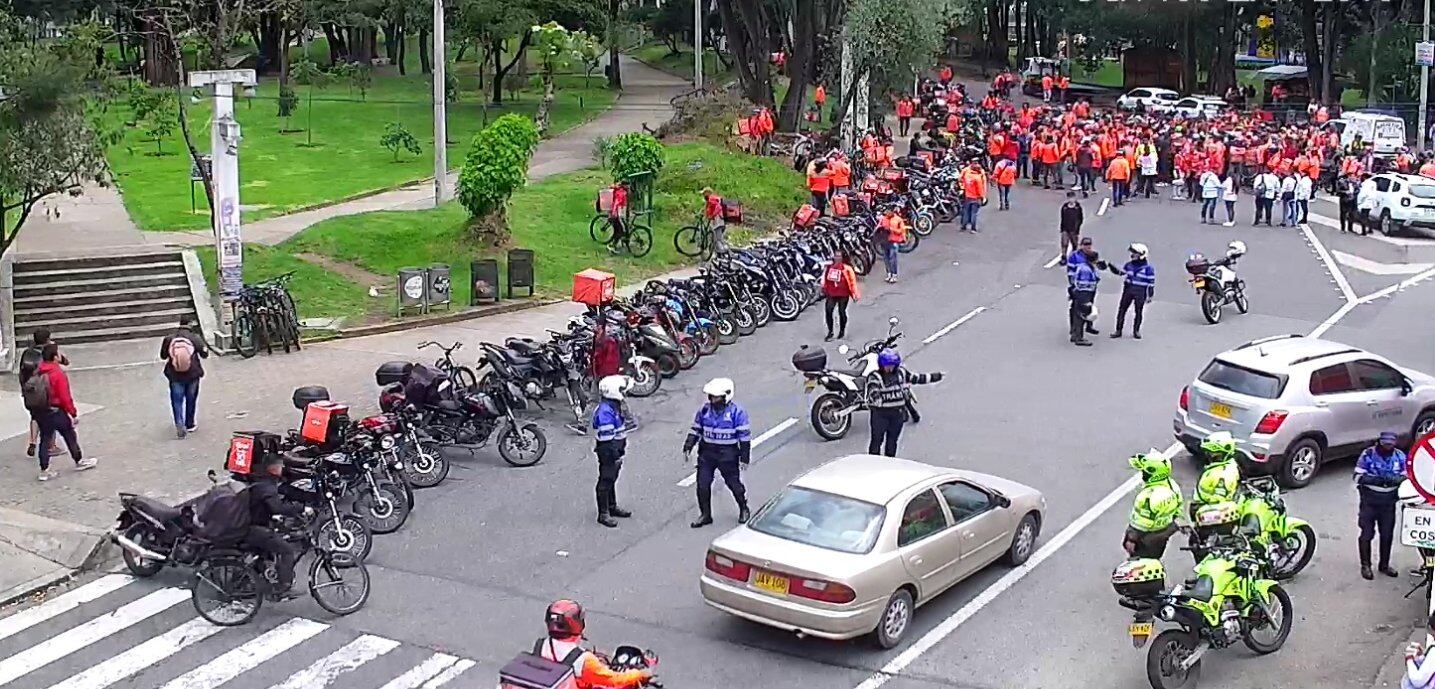 La protesta de los rappitenderos está relacionada por el rechazo de ese sector a la reforma laboral radicada por el Gobierno del presidente Gustavo Petro ante el Congreso de la República.