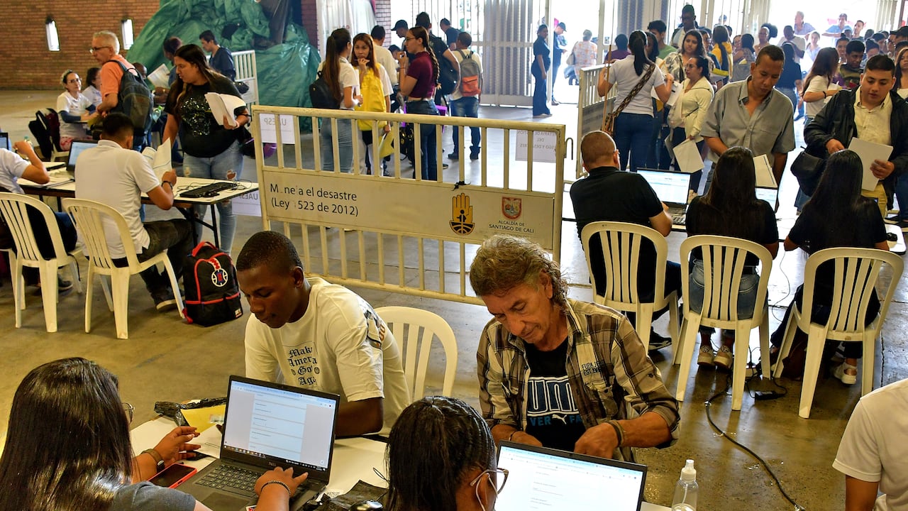 Con miras a cumplir la meta de crear 1000 empleos en Cali, este miércoles, 22 de mayo, se dio inicio a la feria de empleo en la ciudad, la cual, hasta ahora, ha recibido a más de 1200 personas. Fotos Raúl Palacios / El Pais / 22 de Mayo 22 del 2023 Cali.