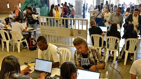 Con miras a cumplir la meta de crear 1000 empleos en Cali, este miércoles, 22 de mayo, se dio inicio a la feria de empleo en la ciudad, la cual, hasta ahora, ha recibido a más de 1200 personas. Fotos Raúl Palacios / El Pais / 22 de Mayo 22 del 2023 Cali.