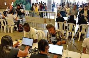 Con miras a cumplir la meta de crear 1000 empleos en Cali, este miércoles, 22 de mayo, se dio inicio a la feria de empleo en la ciudad, la cual, hasta ahora, ha recibido a más de 1200 personas. Fotos Raúl Palacios / El Pais / 22 de Mayo 22 del 2023 Cali.