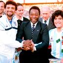 ARCHIVO - En esta fotografía de archivo del 10 de junio de 1987, el exfutbolista brasileño Pelé, en el centro, toma de la mano al capitán italiano Alessandro Altobelli, a la izquierda, y al capitán argentino Diego Maradona, luego de recibir la medalla de honor de la FIFA antes del inicio del partido final entre Argentina e Italia en Zurich, Suiza. El gran futbolista argentino que estuvo entre los mejores jugadores de la historia y que llevó a su país al título de la Copa del Mundo de 1986 antes de luchar más tarde contra el consumo de cocaína y la obesidad, murió de un ataque cardíaco el miércoles 25 de noviembre de 2020 en su casa en Buenos Aires. Aires. Tenía 60 años (Foto AP, Archivo).