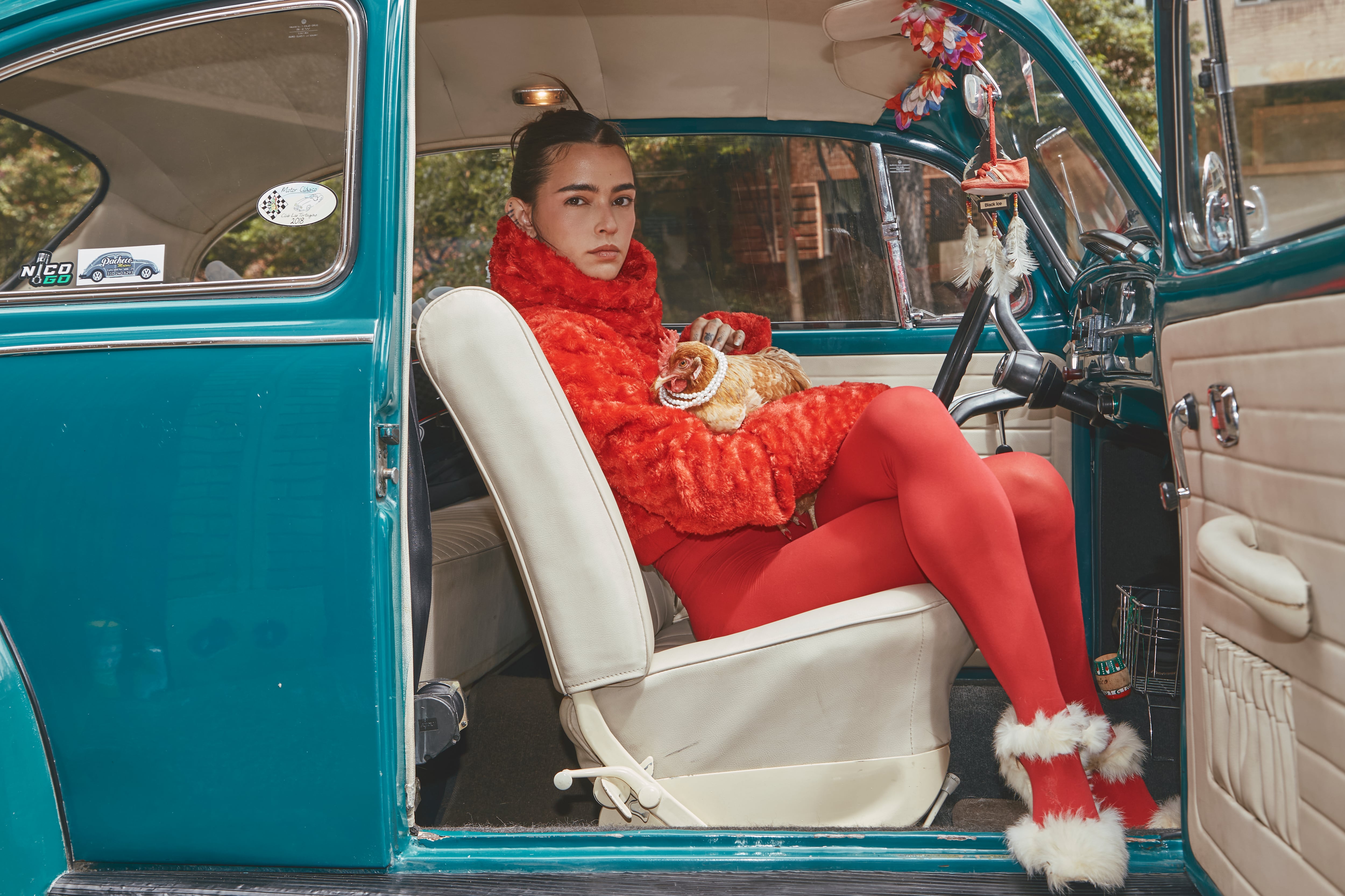 Lucy Vives estrenó ‘Mascacielo’, título de su primer lanzamiento en cuatro años.