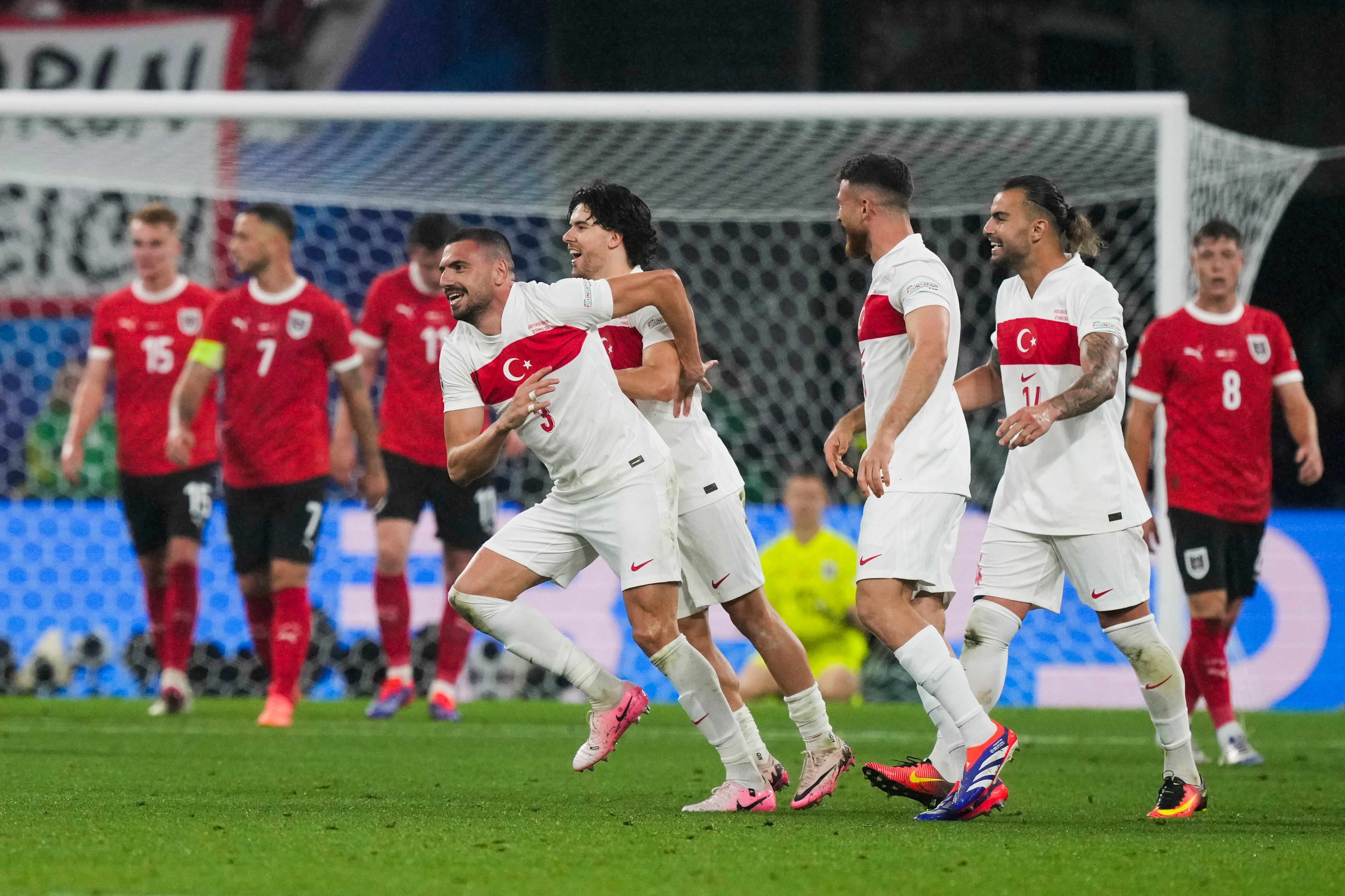 Merih Demiral, centro, de Turquía, celebra con sus compañeros después de anotar el segundo gol de su equipo durante un partido de octavos de final entre Austria y Turquía en el torneo de fútbol Euro 2024 en Leipzig, Alemania, el martes 2 de julio de 2024. (Foto AP/Martin Meissner)