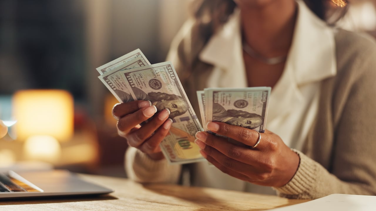 Analistas responden a pregunta si es buen momento para comprar dólares.