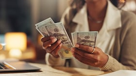 Analistas responden a pregunta si es buen momento para comprar dólares.