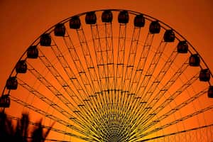 El sol se pone mientras la gente disfruta de un paseo en un parque de diversiones en Bagdad, Irak, el jueves 21 de octubre de 2021. Foto AP / Hadi Mizban.