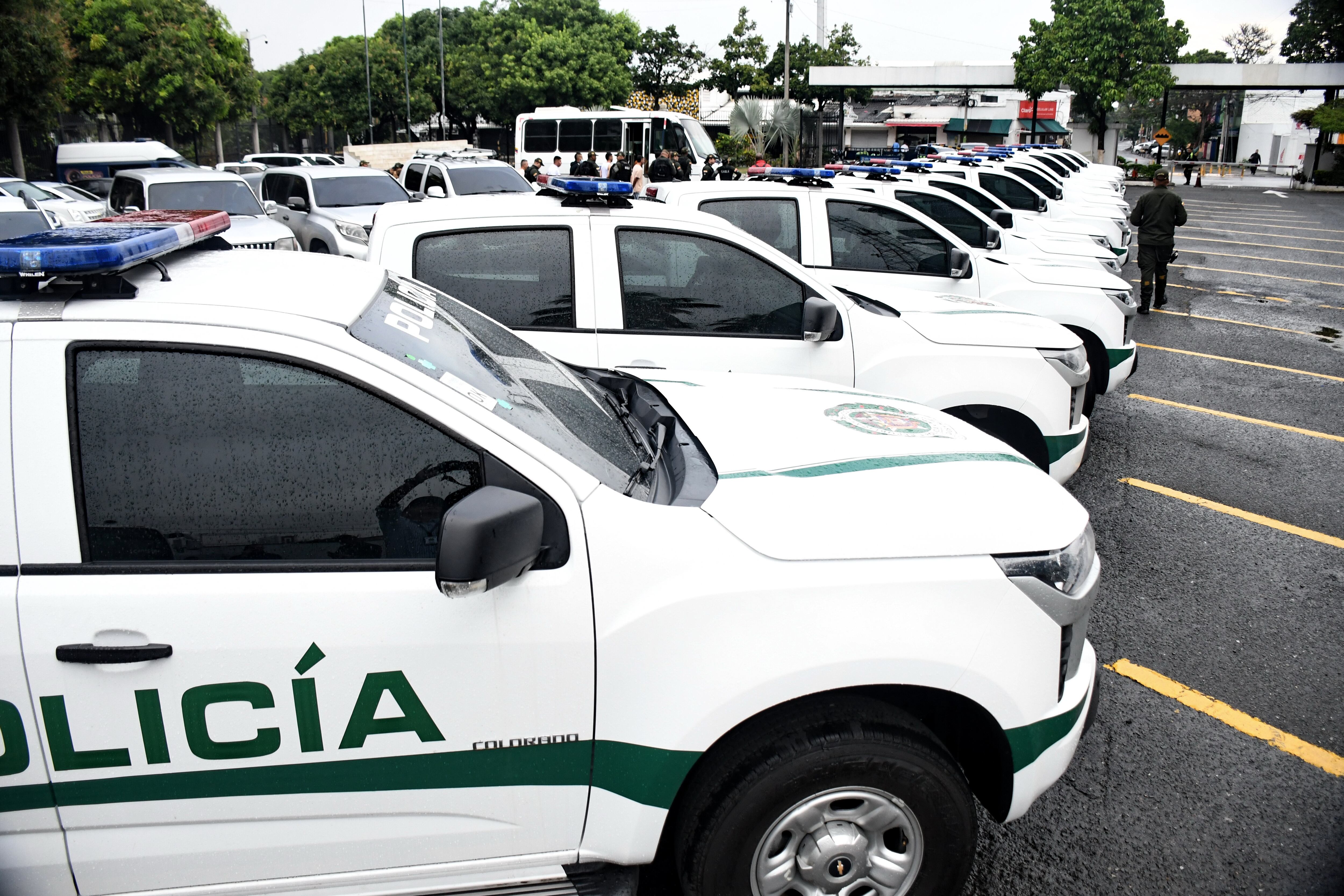 Cali: Entrega de 14 camionetas, por parte de la Policía Nacional, y la llegada próximamente de 30 vehículos y 175 motos entregados por la Secretaría de Seguridad de Cali, todos estos equipos quedarán para la ciudad luego de la COP16. foto José L Guzmán. El País.