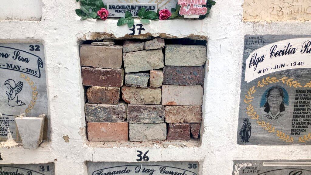 Madre de una víctima de falsos positivos denuncia la exhumación del cuerpo de su hijo sin autorización en un cementerio de Bogotá