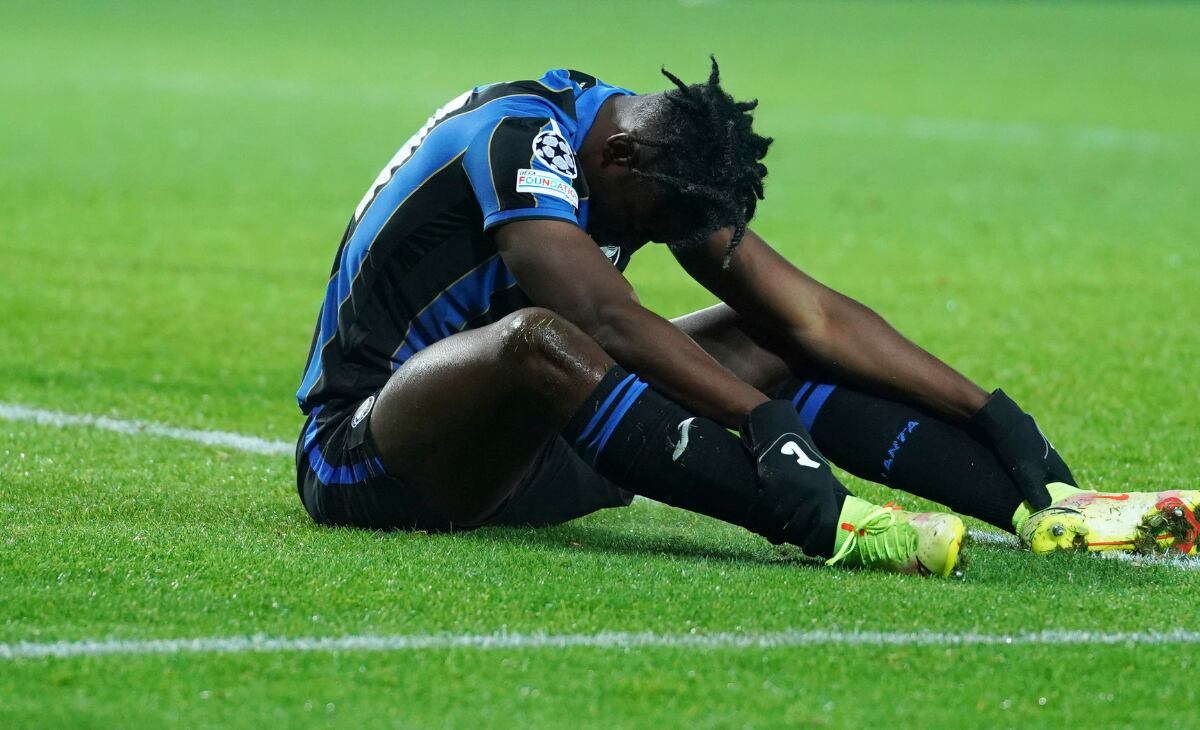 El delantero colombiano salió con problemas musculares en el juego de Atalanta ante Genoa.