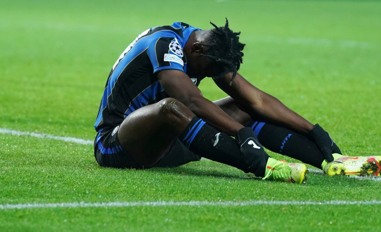 El delantero colombiano salió con problemas musculares en el juego de Atalanta ante Genoa.