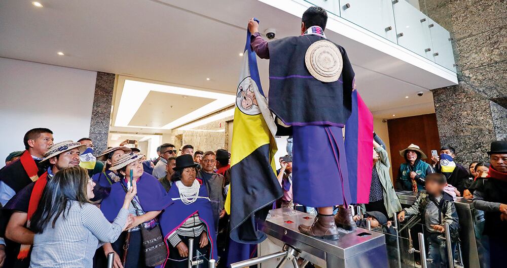    Este es uno de los hombres que utilizó un torniquete de las instalaciones de SEMANA para pronunciar un discurso de odio. En el grupo también había niños instrumentalizados por la minga. 