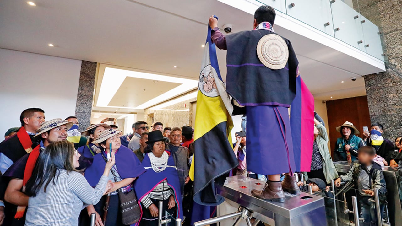Este es uno de los hombres que utilizó un torniquete de las instalaciones de SEMANA para pronunciar un discurso de odio. En el grupo también había niños instrumentalizados por la minga.