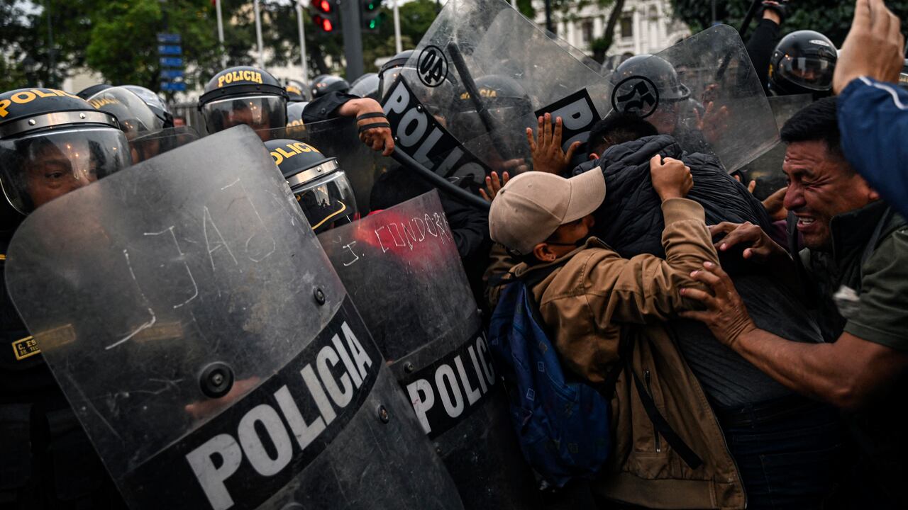 Reportan la primera muerte en medio de las protestas desatadas en Perú tras destitución de Pedro Castillo.
