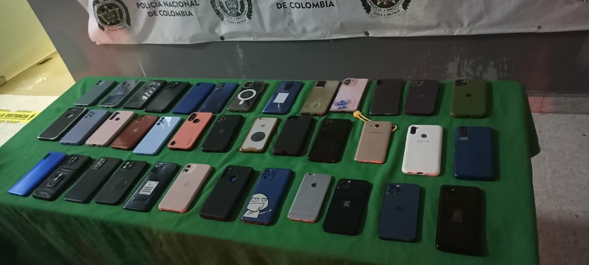 La mujer se habría robado 38 celulares.