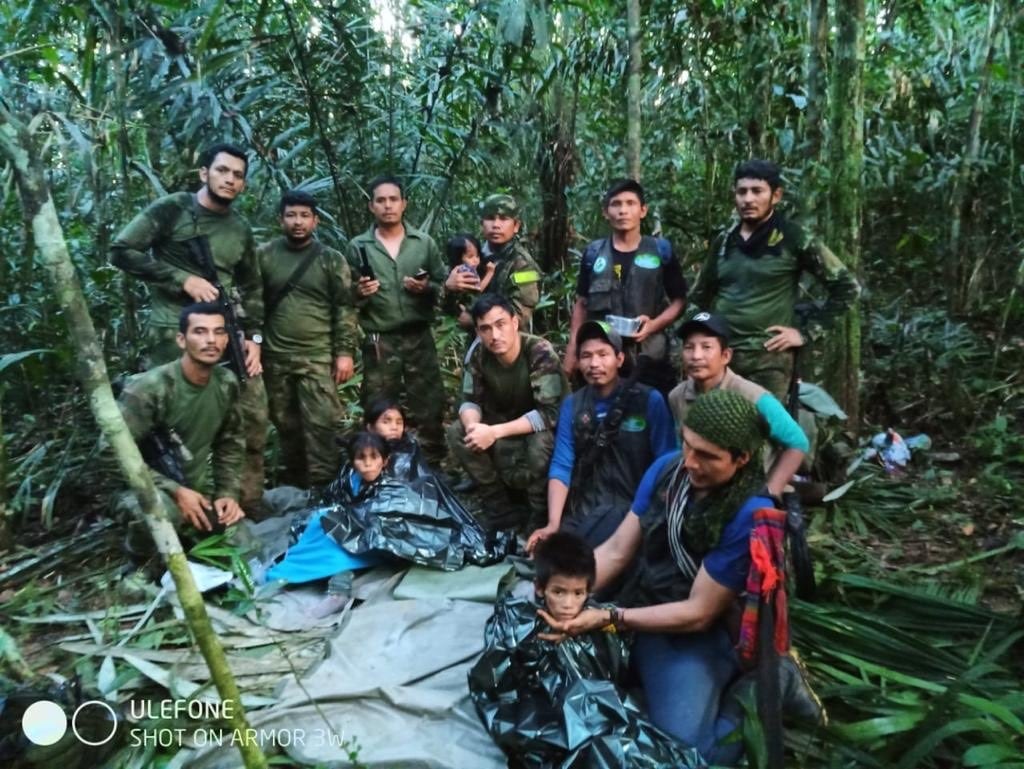 Primera foto de los niños que sobrevivieron a la selva durante cuarenta días.