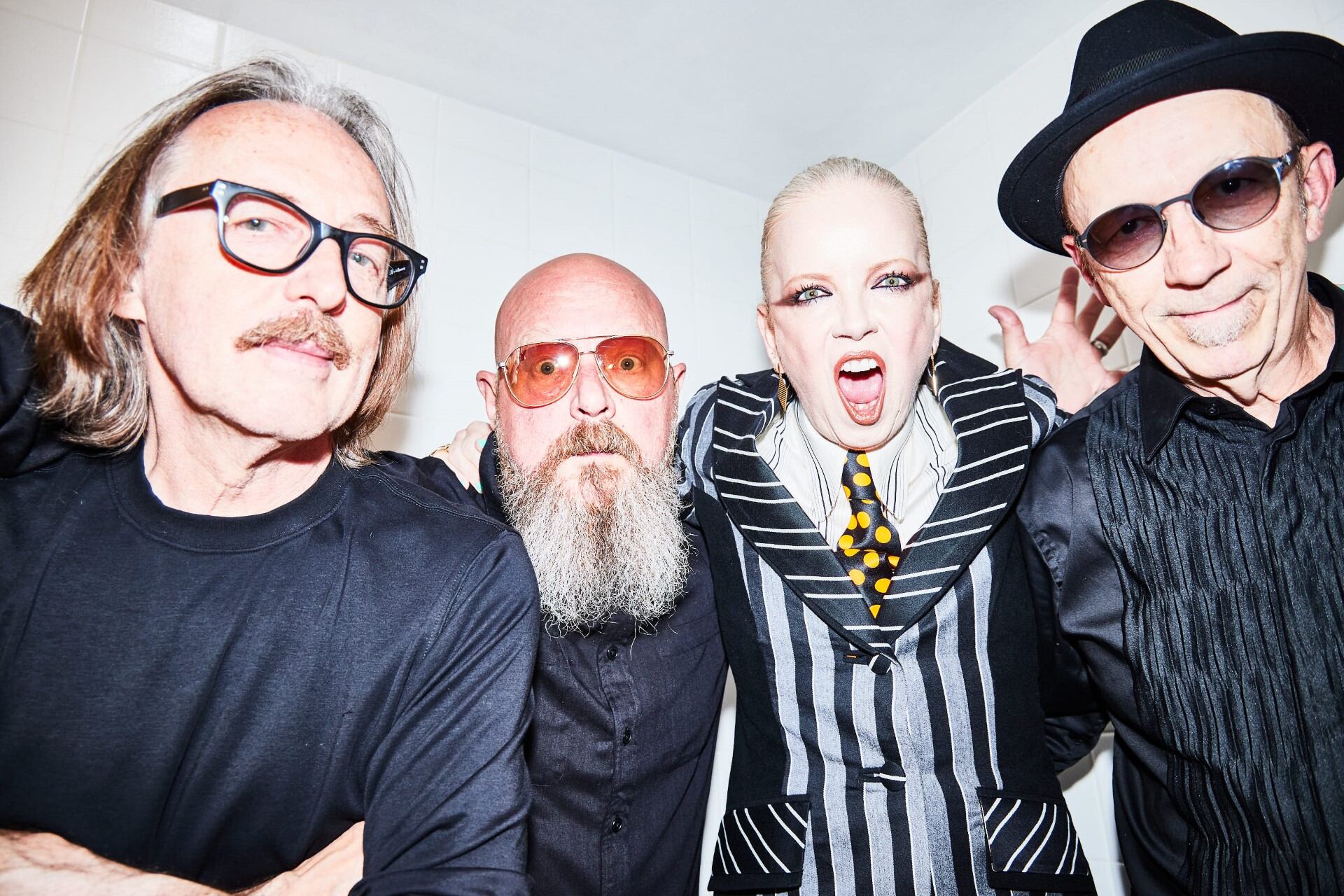 La cantante escocesa Shirley Manson y los músicos estadounidenses Duke Erikson, Steve Marker y Butch Vig son Garbage.