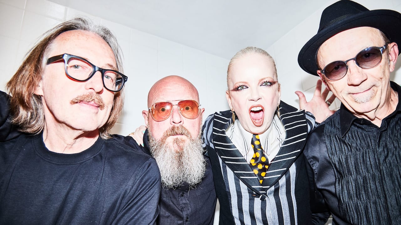 La cantante escocesa Shirley Manson y los músicos estadounidenses Duke Erikson, Steve Marker y Butch Vig son Garbage.