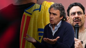 De izquierda a derecha: Sergio Fajardo, ex candidato presidencial, e Iván Cepeda, aspirante presidencial. Al fondo, la camiseta de la Selección Colombia