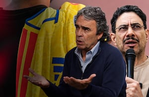 De izquierda a derecha: Sergio Fajardo, ex candidato presidencial, e Iván Cepeda, aspirante presidencial. Al fondo, la camiseta de la Selección Colombia