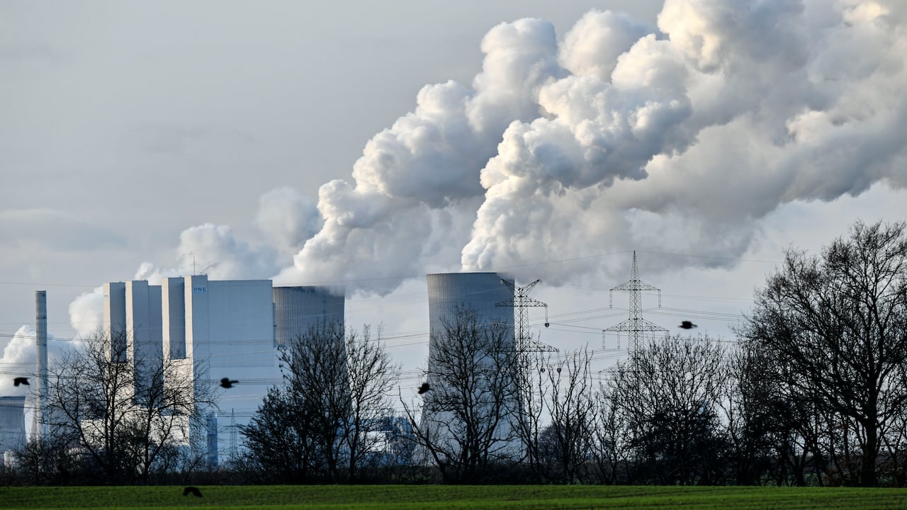 En esta fotografía la central eléctrica de lignito RWE Niederaussem se vaporiza en Bergheim, Alemania. (Foto AP / Martin Meissner, archivo)