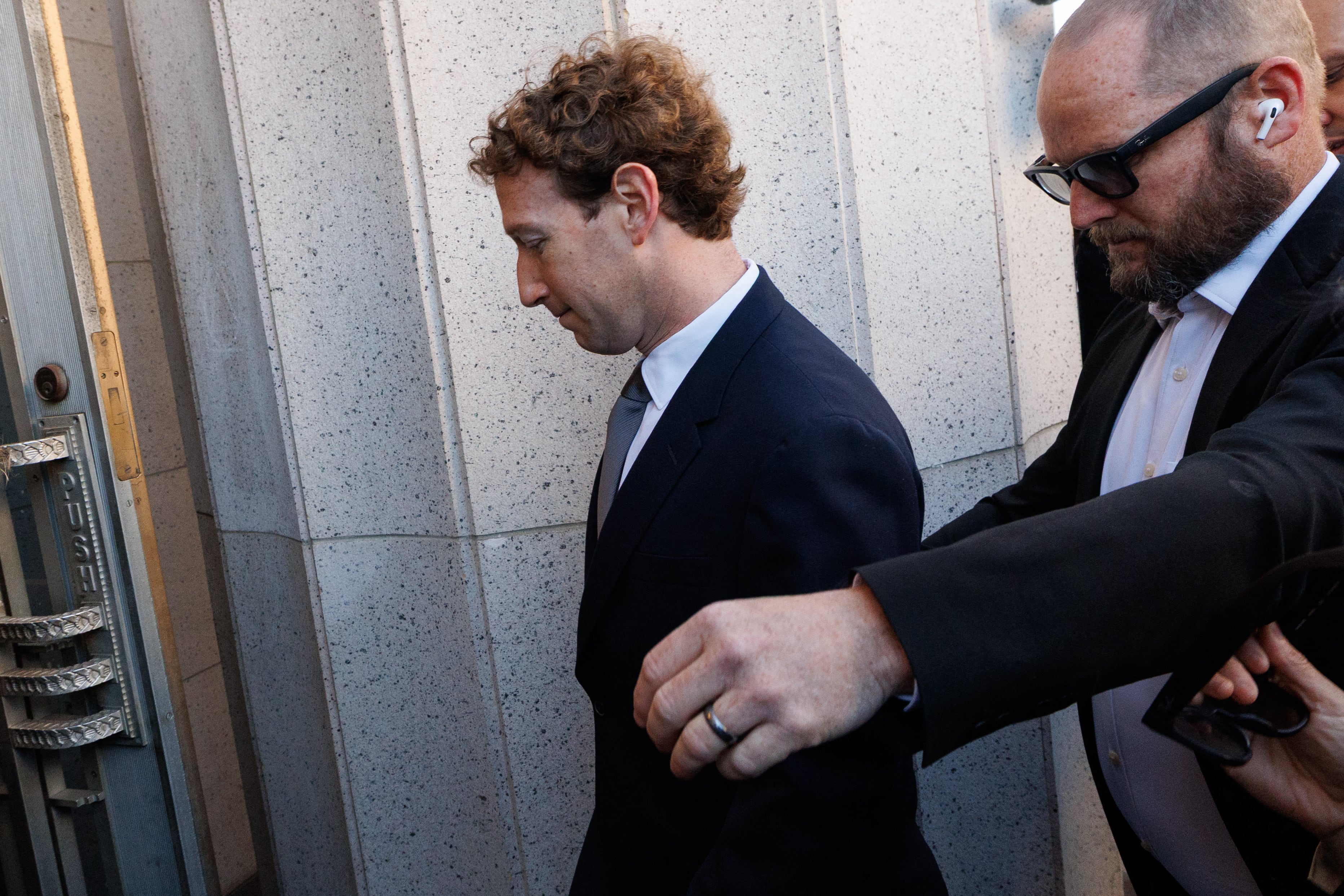 Mark Zuckerberg comparece en juicio clave por el impacto de las redes sociales en jóvenes.