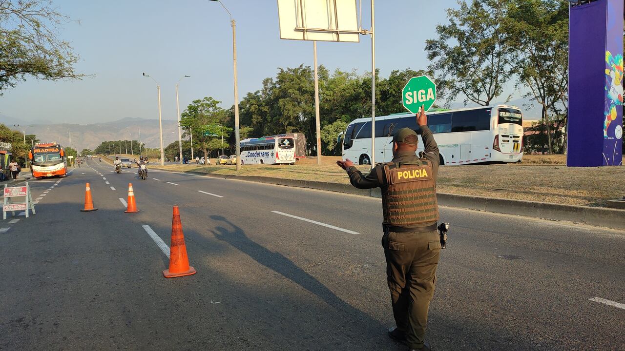 Puesto de control policía de tránsito en Paso del comercio por paro de camioneros
